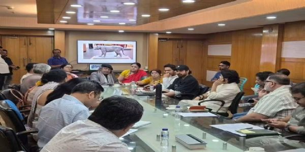 बैठक करते मंत्री बैठक करते मंत्री