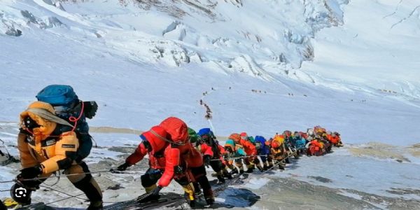 माउंट एवरेस्ट पर चढ़ाई करने वाले पर्वतारोही माउंट एवरेस्ट पर चढ़ाई करने वाले पर्वतारोही