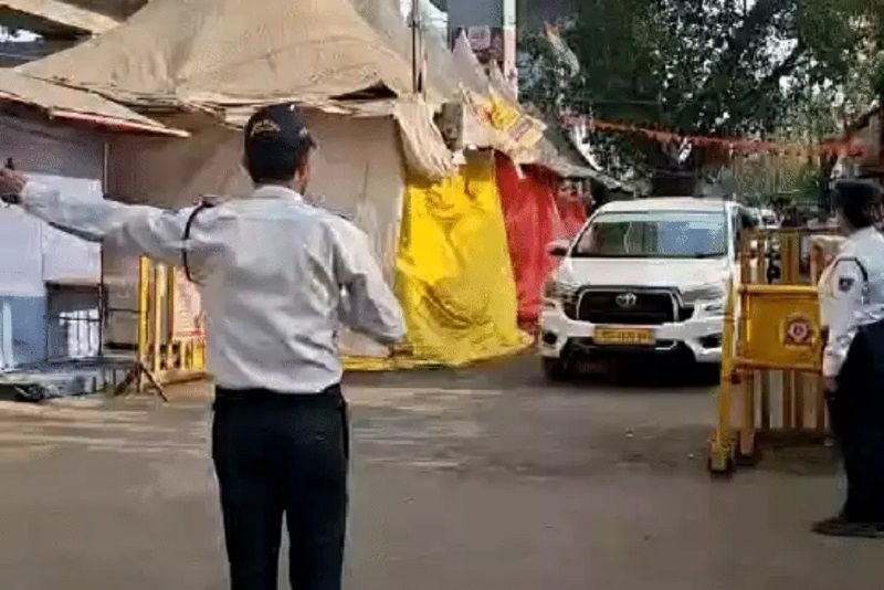 संघ कार्यालय पहुंचा सरसंघचालक का काफिला संघ कार्यालय पहुंचा सरसंघचालक का काफिला