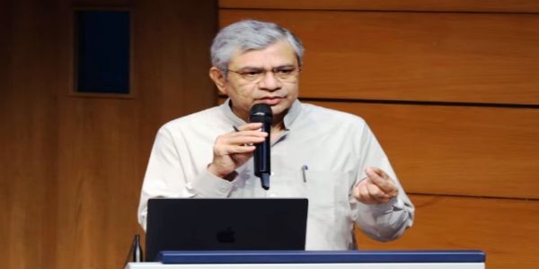 सूचना एवं प्रसारण मंत्री अश्विनी वैष्णव बुधवार को मंत्रिमंडल के फैसलों की जानकारी देते हुए सूचना एवं प्रसारण मंत्री अश्विनी वैष्णव बुधवार को मंत्रिमंडल के फैसलों की जानकारी देते हुए