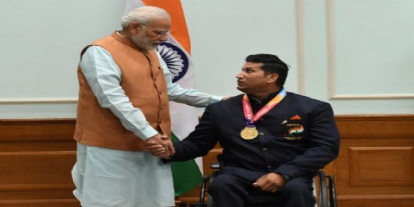 जकार्ता और हांगझोऊ एशियन पैरा गेम्स में तीन स्वर्ण पदक जीतने वाले पैरा एथलीट नीरज यादव प्रधानमंत्री नरेन्द्र मोदी के साथ (फाइल फोटो)।