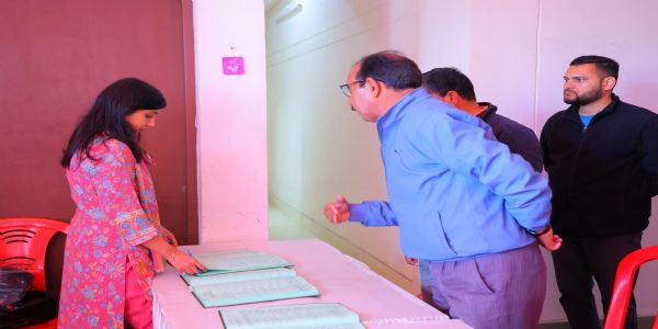 जिलाधिकारी ने एफएलसी प्रक्रिया का किया निरीक्षण