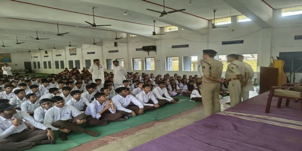 जांजगीर-चांपा में पुलिस का जागरूकता अभियान: स्कूली बच्चों को सिखाए यातायात नियम, साइबर ठगी और नशे से बचने के उपाय