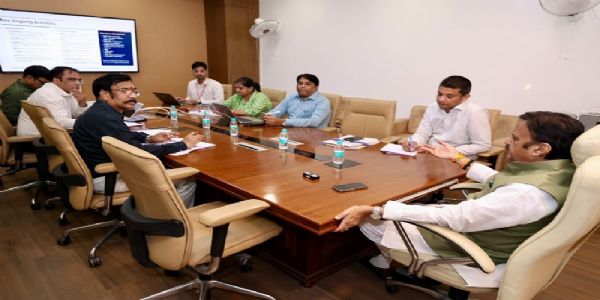 उच्च जोखिम वाली गर्भवती महिलाओं की समय पर स्वास्थ्य संस्थानों में करें भर्ती : उप मुख्यमंत्री शुक्ल