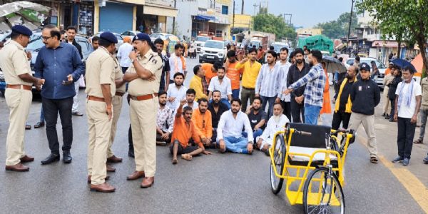 सिहावा रोड की बदहाली पर एनएसयूआई का चक्काजाम, एक सप्ताह में गड्ढे भरने का आश्वासन
