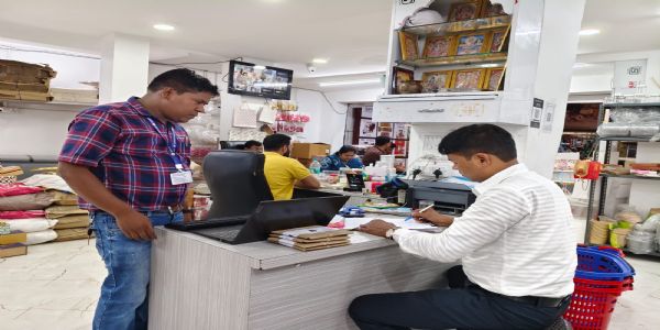 त्योहारी सीजन में मिलावट पर सख्ती, गोलबाजार में चांदी वर्क विक्रेताओं के प्रतिष्ठानों पर खाद्य सुरक्षा विभाग की सघन जांच