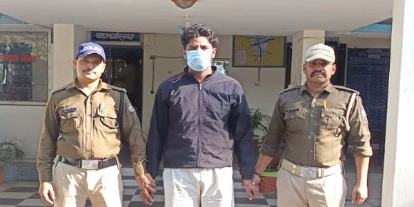फायरिंग और जानलेवा हमले के मामले में वांछित आरोपी गिरफ्तार