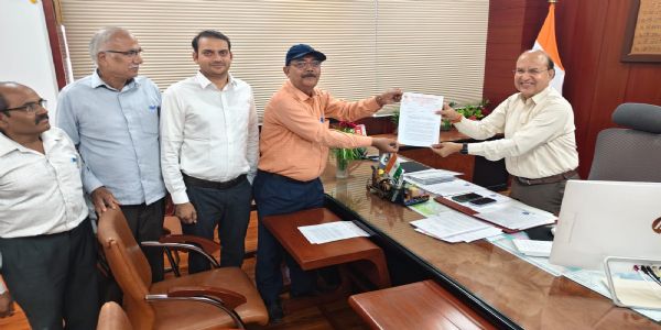 उत्तर पश्चिम रेलवे प्रधान कार्यालय जयपुर के मुख्य द्वार पर प्रदर्शन कर ज्ञापन साैंपा