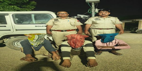 हाईवे पर राहगीरों से लूटपाट करने वाली गैंग के तीन बदमाश चढे पुलिस के हत्थे