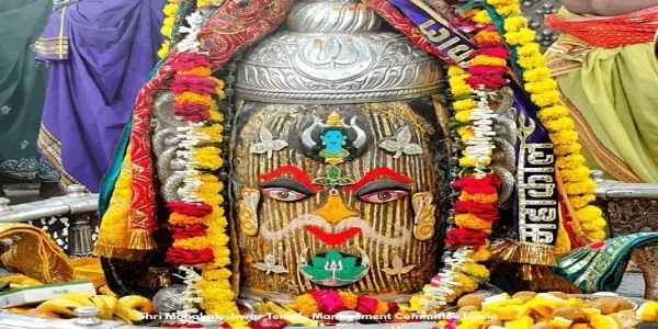 उज्जैन: शेषनाग के रजत मुकुट और मुंडमाल से सजे बाबा महाकाल, राजा स्वरूप में दिए दर्शन, भस्म आरती में उमड़े श्रद्धालु