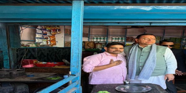 श्रीनगर में पंवार के ढाबे पर सीएम ने ली चाय की चुस्की