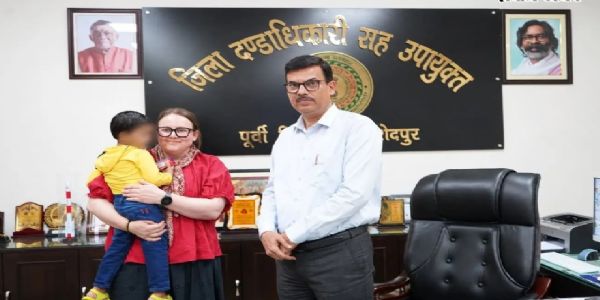 न्यूजीलैंड की महिला ने अनाथ बच्चे को लिया गोद