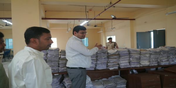 डीएम ने जोकीहाट में विभिन्न कार्यालयों का किया निरीक्षण