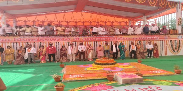 औरैया में 457 जोड़ों ने थामा एक-दूसरे का हाथ, प्रभारी मंत्री ने दिया आशीर्वाद