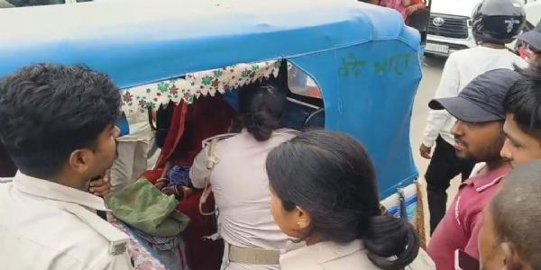 ई-रिक्शा से देशी शराब बरामद, महिला और चालक गिरफ्तार
