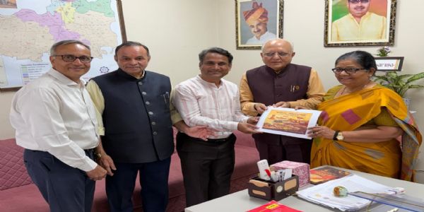 गोबर से बने कागज पर प्रकाशित ‘गोमय ज्ञान सागर’ सांसद मंजू शर्मा को भेंट