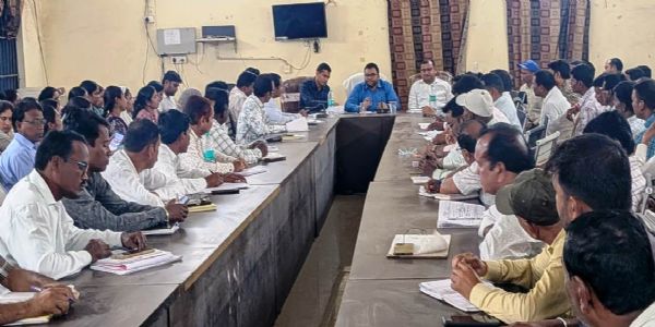 जांजगीर-चांपा में विकास कार्यों की समीक्षा: पीएम आवास के अधूरे निर्माण जल्द पूरे करने के निर्देश