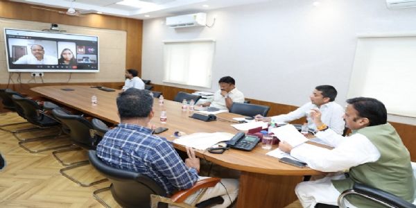 ग्रामीण क्षेत्रों में सेवाभाव और समर्पण के साथ स्वास्थ्य सेवाएँ दें बांड डॉक्टर्स : उप मुख्यमंत्री शुक्ल