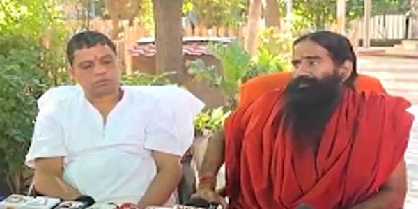 पत्रकारों से वार्ता करते हुए पत्रकारों से वार्ता करते हुए