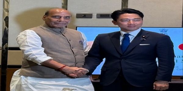रक्षा मंत्री राजनाथ सिंह और जापान के रक्षा मंत्री शिंजीरो कोइजुमी रक्षा मंत्री राजनाथ सिंह और जापान के रक्षा मंत्री शिंजीरो कोइजुमी