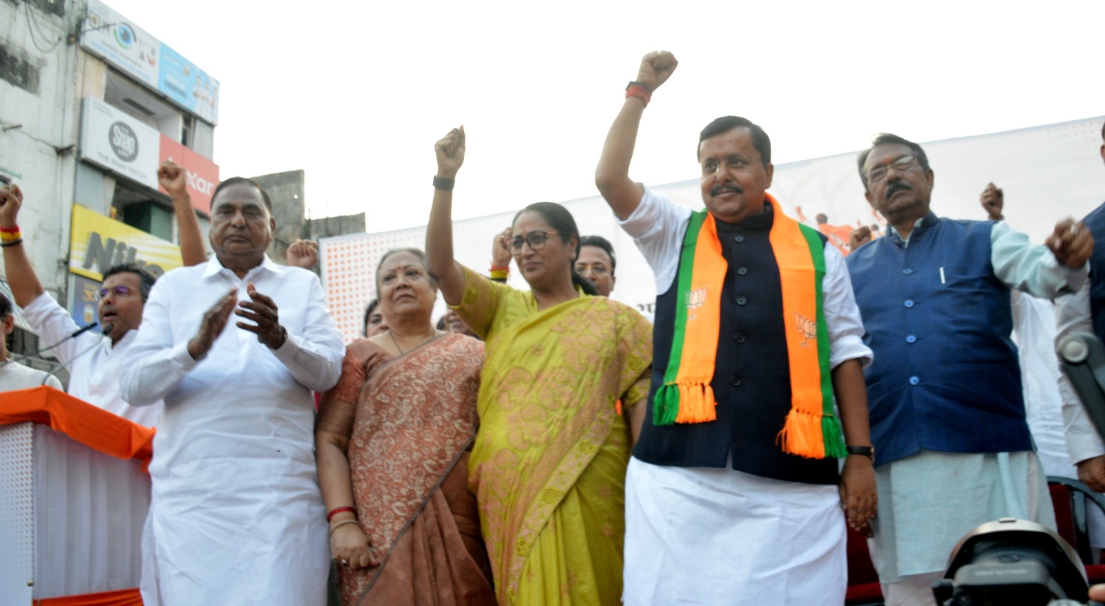 पदयात्रा से पहले लोगों से मिलते हुए नितिन नवीन पदयात्रा से पहले लोगों से मिलते हुए नितिन नवीन