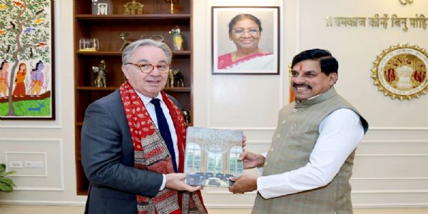 मुख्यमंत्री डॉ. यादव से फ्रांस के महावाणिज्य दूत पैट्रिक लेवेरिनो ने की शिष्टाचार भेंट मुख्यमंत्री डॉ. यादव से फ्रांस के महावाणिज्य दूत पैट्रिक लेवेरिनो ने की शिष्टाचार भेंट