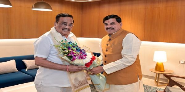 मप्र के मुख्यमंत्री नई दिल्ली में केंद्रीय जल शक्ति मंत्री पाटिल से मुलाकात के दौरान पुष्पगुच्छ भेंट करते हुए मप्र के मुख्यमंत्री नई दिल्ली में केंद्रीय जल शक्ति मंत्री पाटिल से मुलाकात के दौरान पुष्पगुच्छ भेंट करते हुए