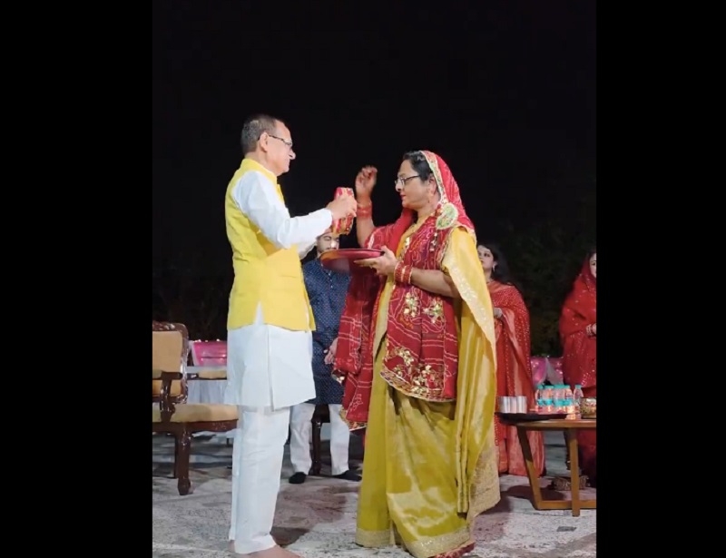 शिवराज सिंह चौहान अपनी पत्नी के साथ चांद का पूजन करते हुए शिवराज सिंह चौहान अपनी पत्नी के साथ चांद का पूजन करते हुए
