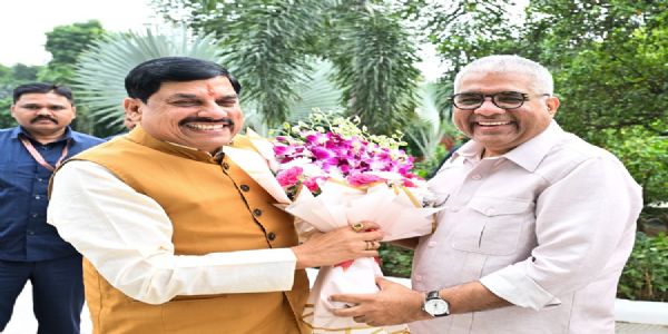 केंद्रीय मंत्री भूपेन्द्र यादव को पुष्पगुच्छ भेंट करते हुए मुख्यमंत्री डॉ. मोहन यादव केंद्रीय मंत्री भूपेन्द्र यादव को पुष्पगुच्छ भेंट करते हुए मुख्यमंत्री डॉ. मोहन यादव