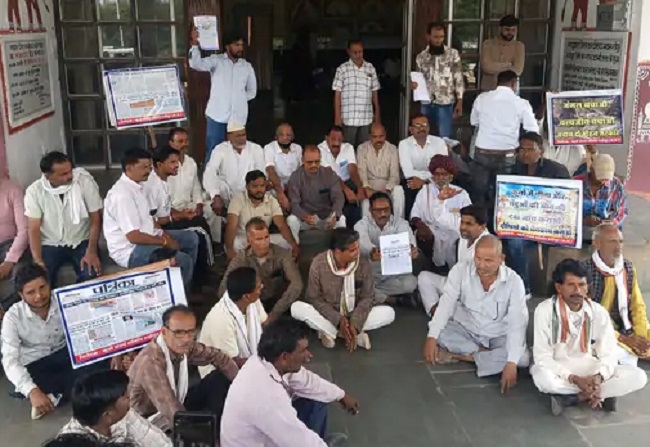 कूनो संघर्ष समिति ने चीता शावक की हत्या के विरोध में किया प्रदर्शन कूनो संघर्ष समिति ने चीता शावक की हत्या के विरोध में किया प्रदर्शन