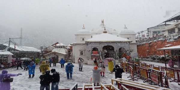 टो कैप्शन: गंगोत्री धाम में गुरुवार को बर्फबारी के बीच दर्शन करते श्रद्धालु। टो कैप्शन: गंगोत्री धाम में गुरुवार को बर्फबारी के बीच दर्शन करते श्रद्धालु।