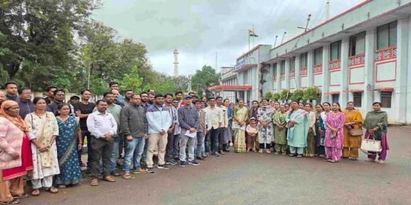 छात्रावास अधीक्षक संघ ने पांच सूत्रीय मांगों काे लेकर किया प्रर्दशन सौंपा ज्ञापन