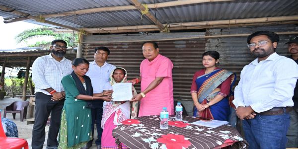 तामुलपुर में हाथियों के हमले में मारे गए लोगों के परिजनों से मिले मंत्री बिश्वजीत दैमारी