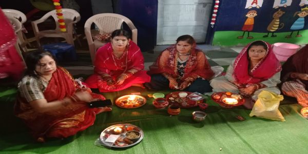 सामूहिक करवा चौथ पूजन में महिलाओं का दिखा उत्साह