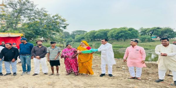 राजगढ़ःअजनार नदी की सफाई के लिए मंत्री पंवार ने नागरिकों के साथ किया श्रमदान, घाटों का भी किया निरीक्षण