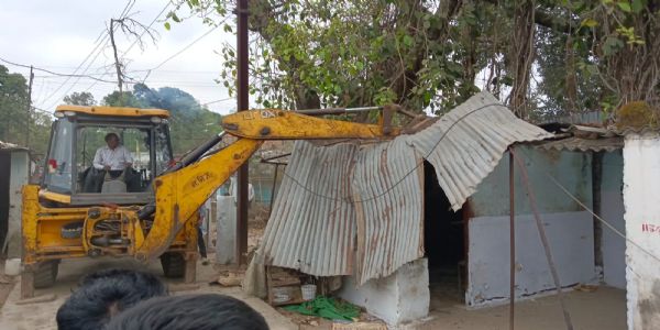 जबलपुर में हत्या के आरोपी के अवैध निर्माण पर चला बुलडोजर, छह आरोपी गिरफ्तार