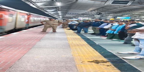 पीईटी परीक्षार्थियों के लिए प्रयागराज जंक्शन से रवाना हुईं दो स्पेशल ट्रेनें