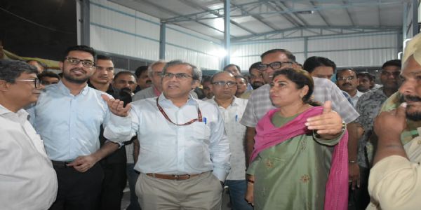 निगमायुक्त संजीव खिरवार ने कालकाजी साप्ताहिक बाजार का किया निरीक्षण