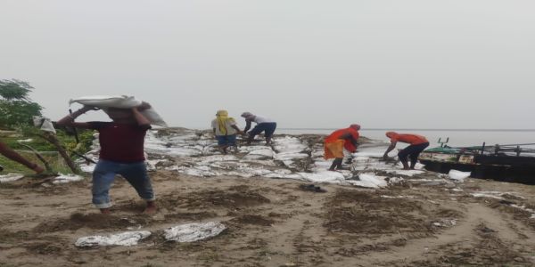 छपरा गंगा नदी में हो रहे कटाव पर सांसद रूढ़ी के पहल से शुरू हुआ राहत बचाव कार्य