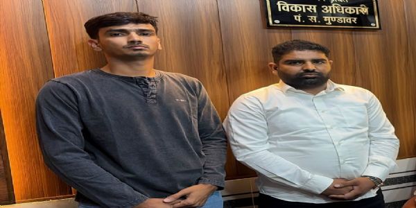 विकास अधिकारी और कनिष्ठ सहायक 65 हजार रुपए की रिश्वत लेते गिरफ्तार