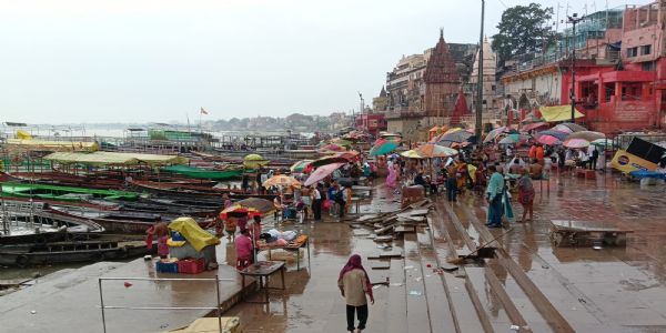 वाराणसी में चक्रवाती तूफान अर्नब का असर, बूंदाबांदी के बीच गंगाघाटों पर रौनक छिनी