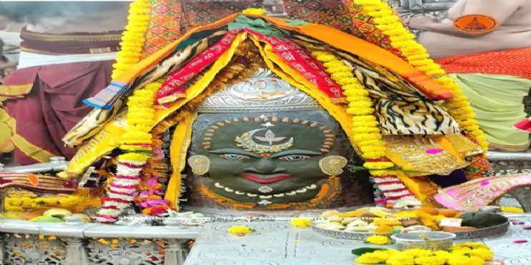 उज्जैन: रजत मुकुट और गुलाब के फूलों से सजे बाबा महाकाल, भस्म आरती में उमड़े श्रद्धालु