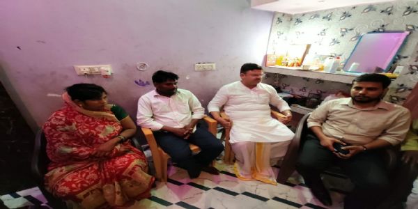 मीरा मांझी की समस्याओं के समाधान कराने के बजाय विपक्ष कर रहा है नकारात्मक राजनीति : महंत गिरीशपति त्रिपाठी