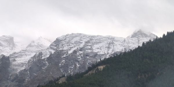 हिमाचल के ऊंचे इलाकों में बर्फबारी, शिमला में सर्द हवाओं से बढ़ी ठंड