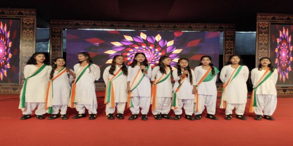 देवा मेले में समूह गान और एकल नृत्य कर बच्चों ने माेहा मन
