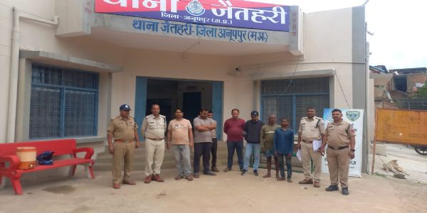 अनूपपुर: जैतहरी में जुआ खेलते 7 आरोपी गिरफ्तार, वेंकटनगर में बिना नंबर का ट्रैक्टर अवैध रेत ले जाते जब्त
