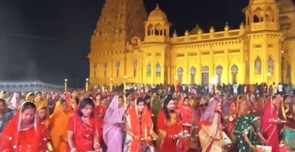 बालाजीपुरम में महिलाएं पूजन करते हुए बालाजीपुरम में महिलाएं पूजन करते हुए
