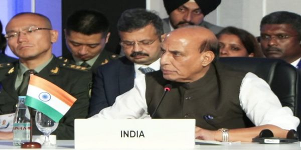 आसियान रक्षा मंत्रियों की बैठक को संबोधित करते राजनाथ सिंह आसियान रक्षा मंत्रियों की बैठक को संबोधित करते राजनाथ सिंह