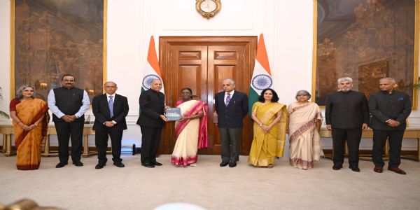 यूपीएससी के अध्यक्ष डॉ. अजय कुमार गुरुवार को आयोग के सदस्यों के साथ राष्ट्रपति द्रौपदी मुर्मु को आयोग की 76वीं वार्षिक रिपोर्ट सौंपते हुए