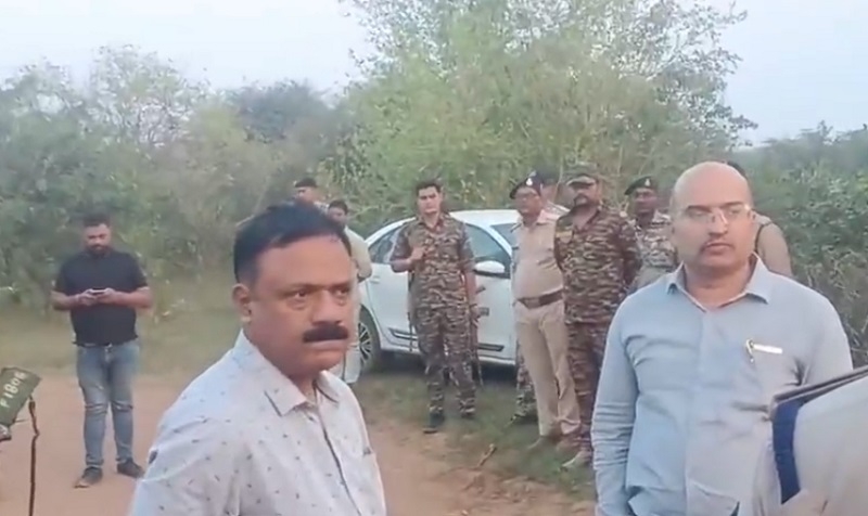 कूनों में 19 माह के चीता शावक की हत्या की जांच करते हुए केन्द्रीय जांच दल के अधिकारी कूनों में 19 माह के चीता शावक की हत्या की जांच करते हुए केन्द्रीय जांच दल के अधिकारी